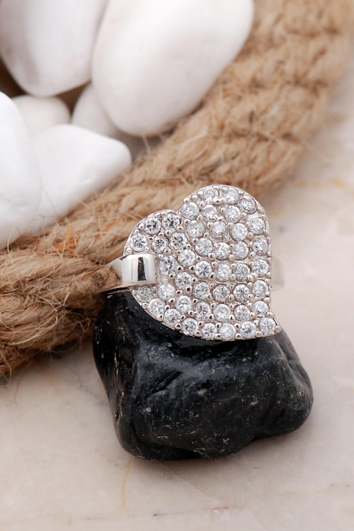 Kalp Tasarım Rodyumlu Gümüş Yüzük 3367