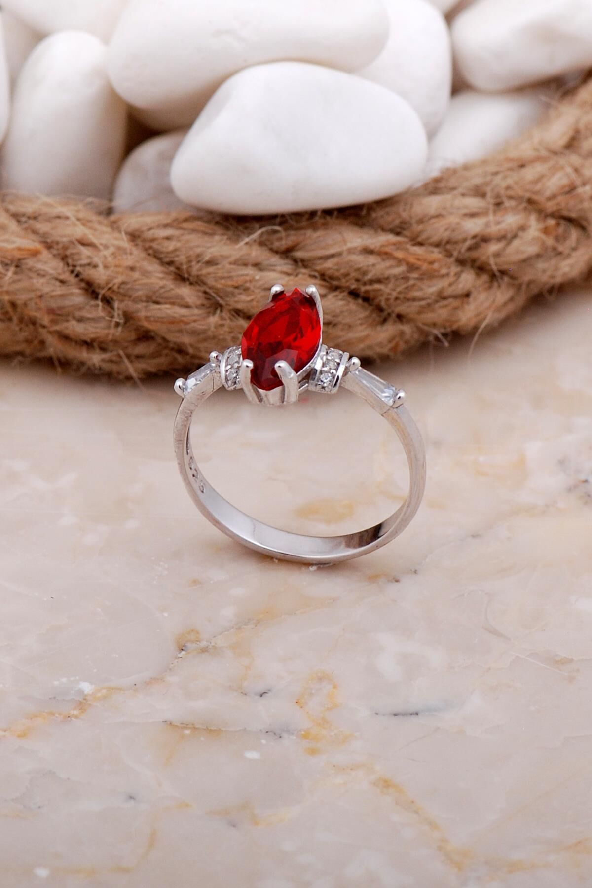 Yakut Taşlı Mekik Rodyumlu Gümüş Yüzük 3555