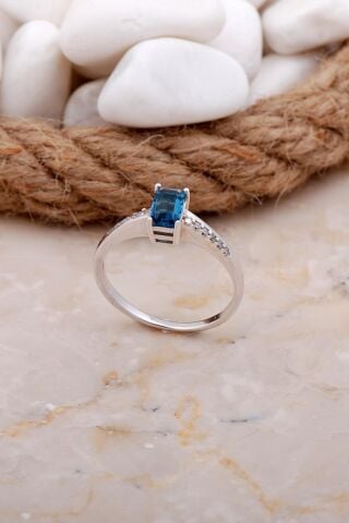 Safir Taşlı Baget Rodyumlu Gümüş Yüzük 3560