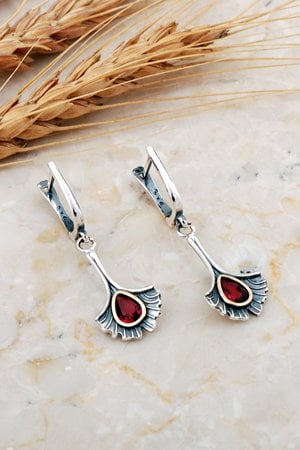 Kök Yakut Taşlı Çekiç Dövme Elişi Gümüş Küpe