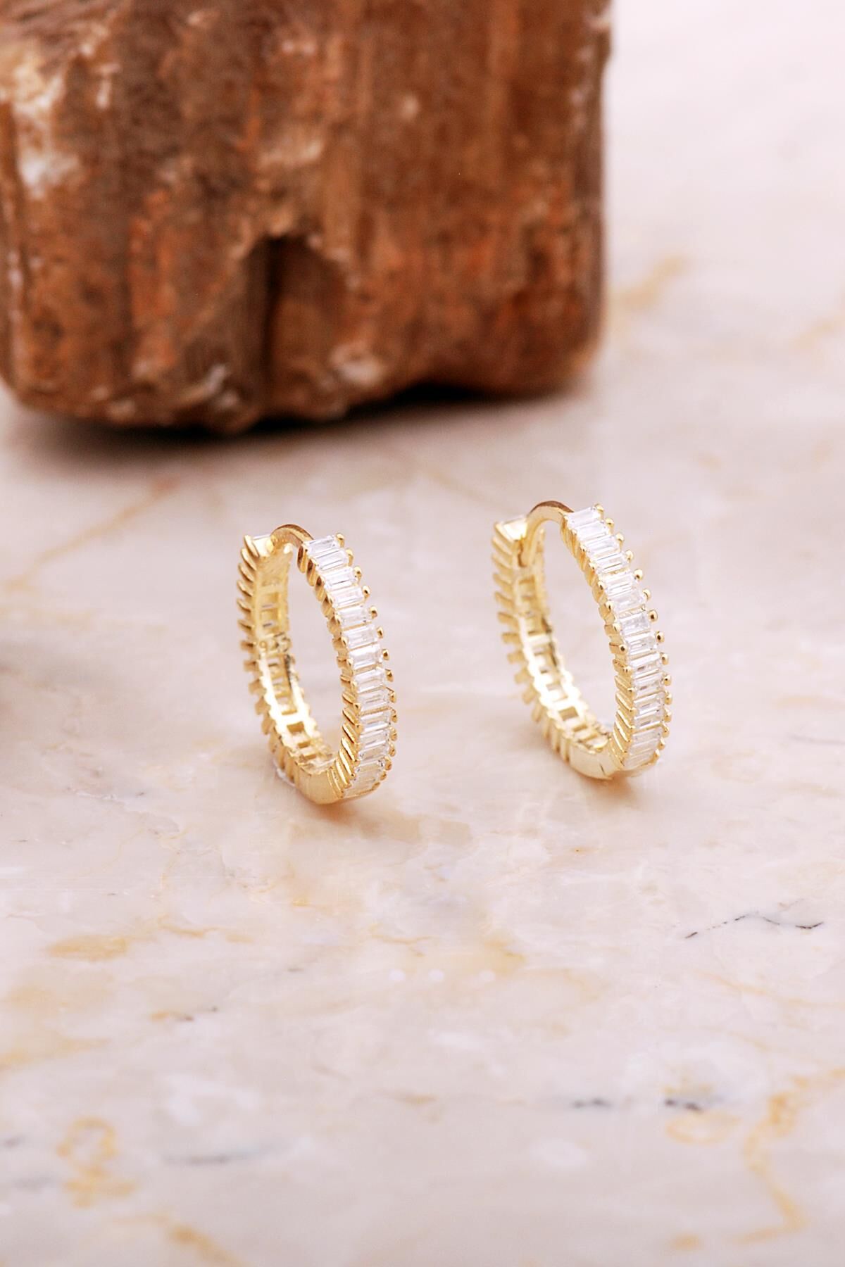 18 Mm Baget Taşlı Altın Kaplama Gümüş Halka Küpe 7031