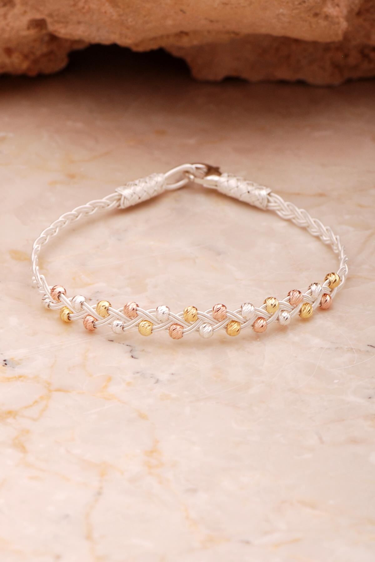 Kazaziye İşlemeli Elişi Renkli Dorissa Örgü Gümüş Bileklik 4395