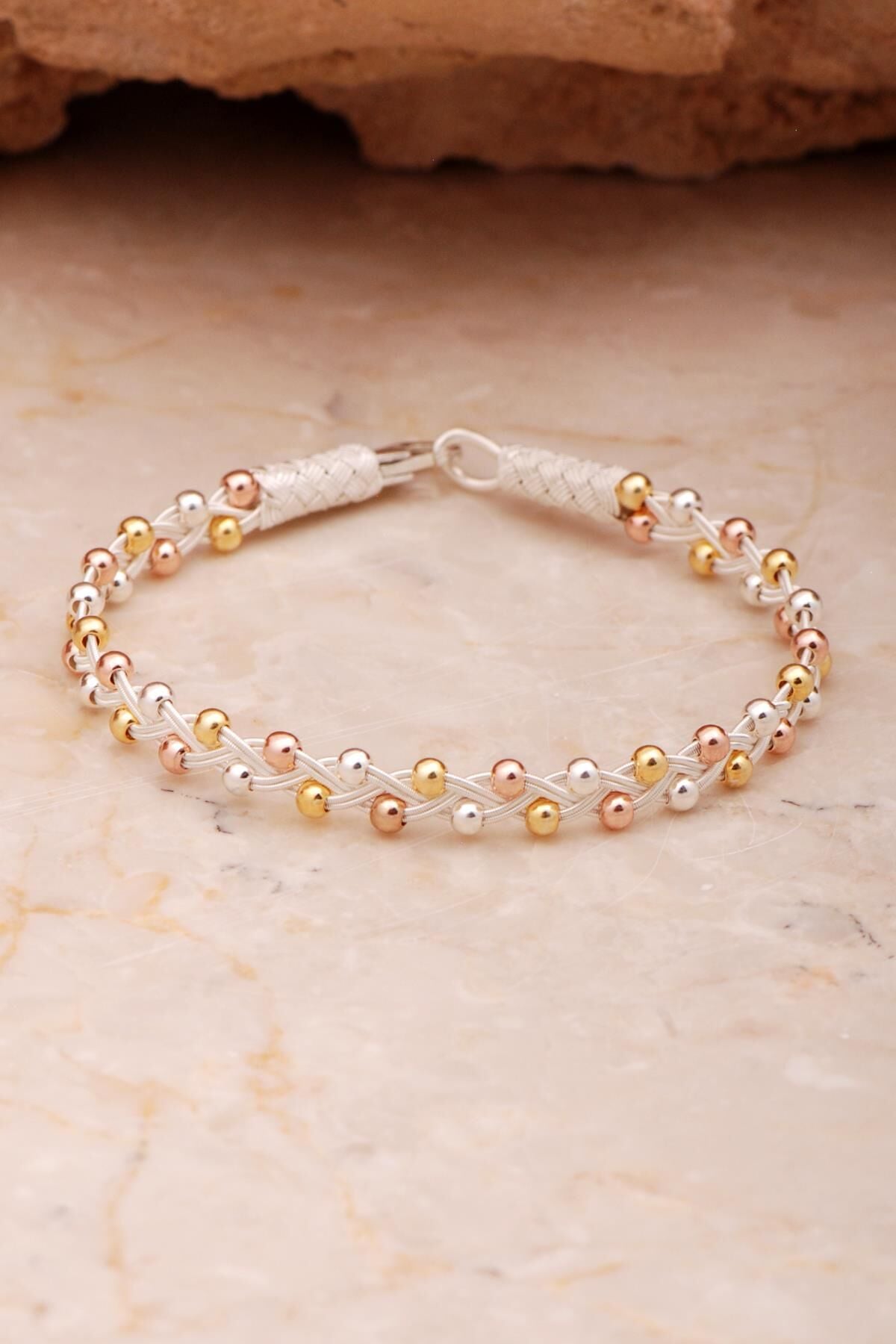 Kazaziye İşlemeli Elişi Renkli Toplu Örgü Gümüş Bileklik 4398