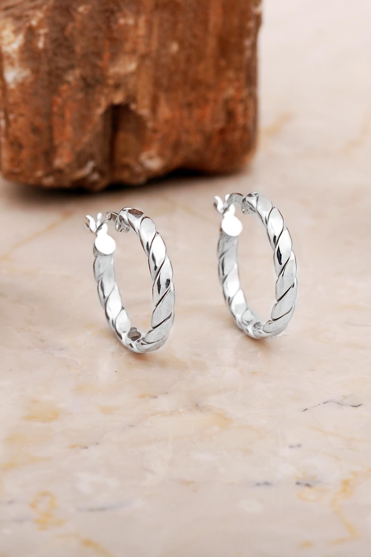 20 Mm Ezme Burgu Rodyumlu Gümüş Halka Küpe 7048