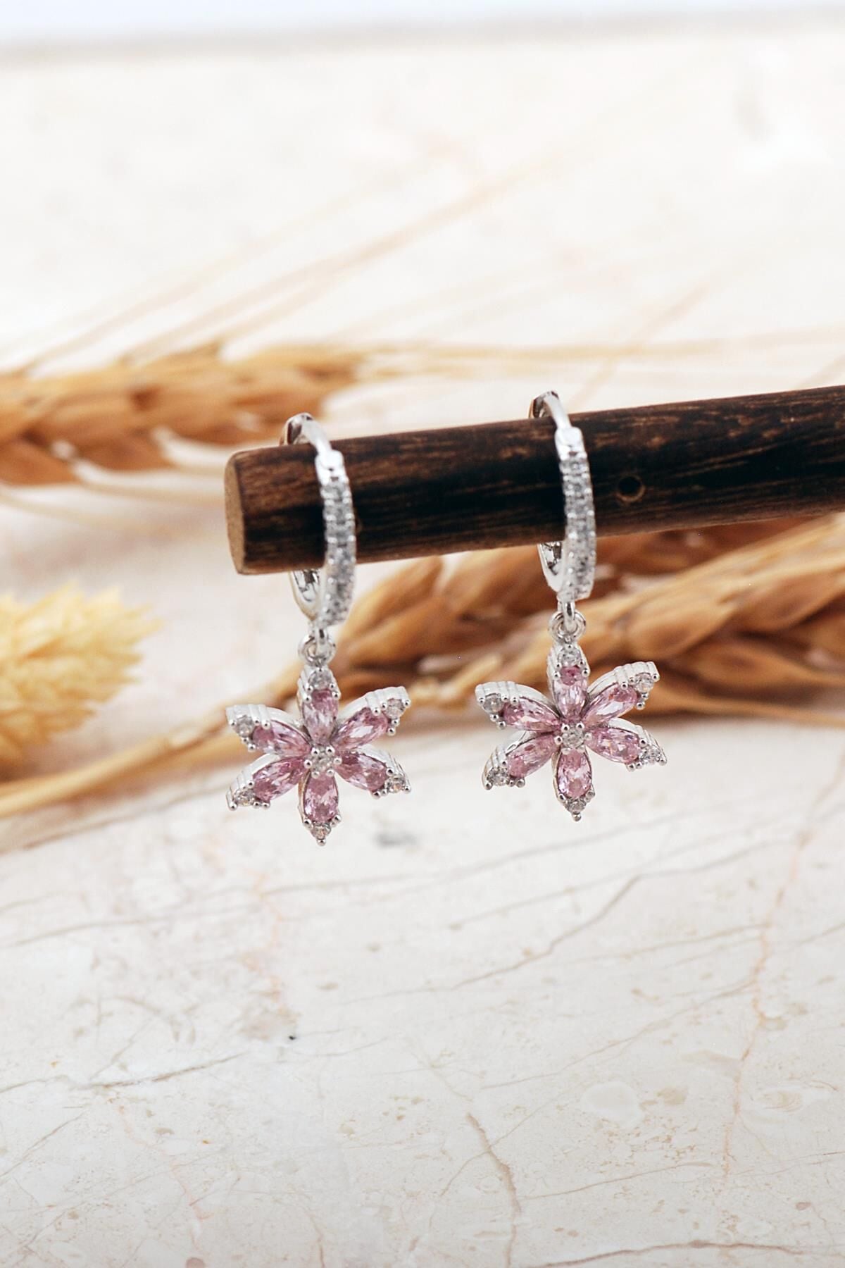 Pembe Taşlı Lotus Çiçeği Rodyumlu Gümüş Halka Küpe 7392