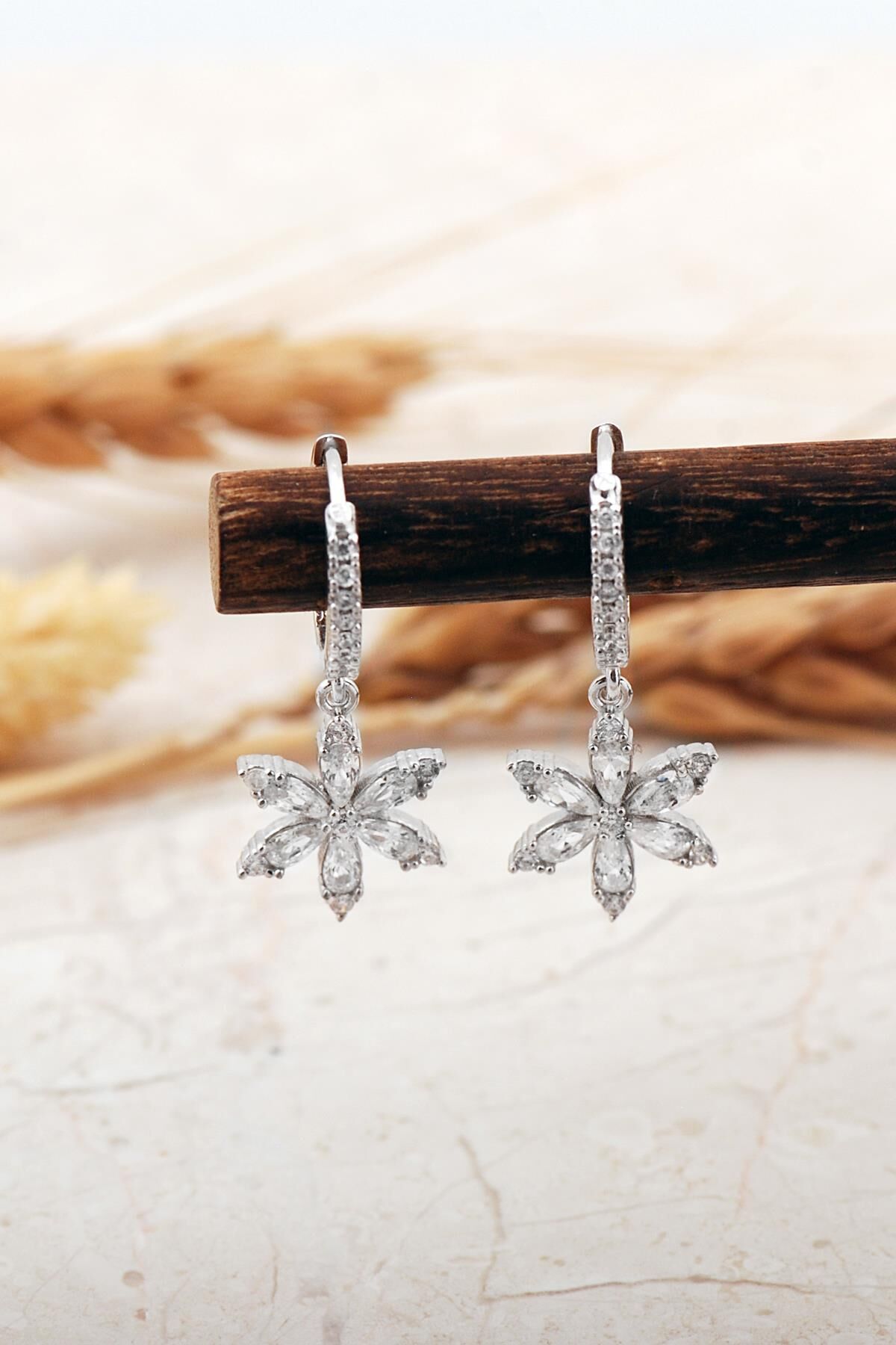 Taşlı Lotus Çiçeği Rodyumlu Gümüş Halka Küpe 7395