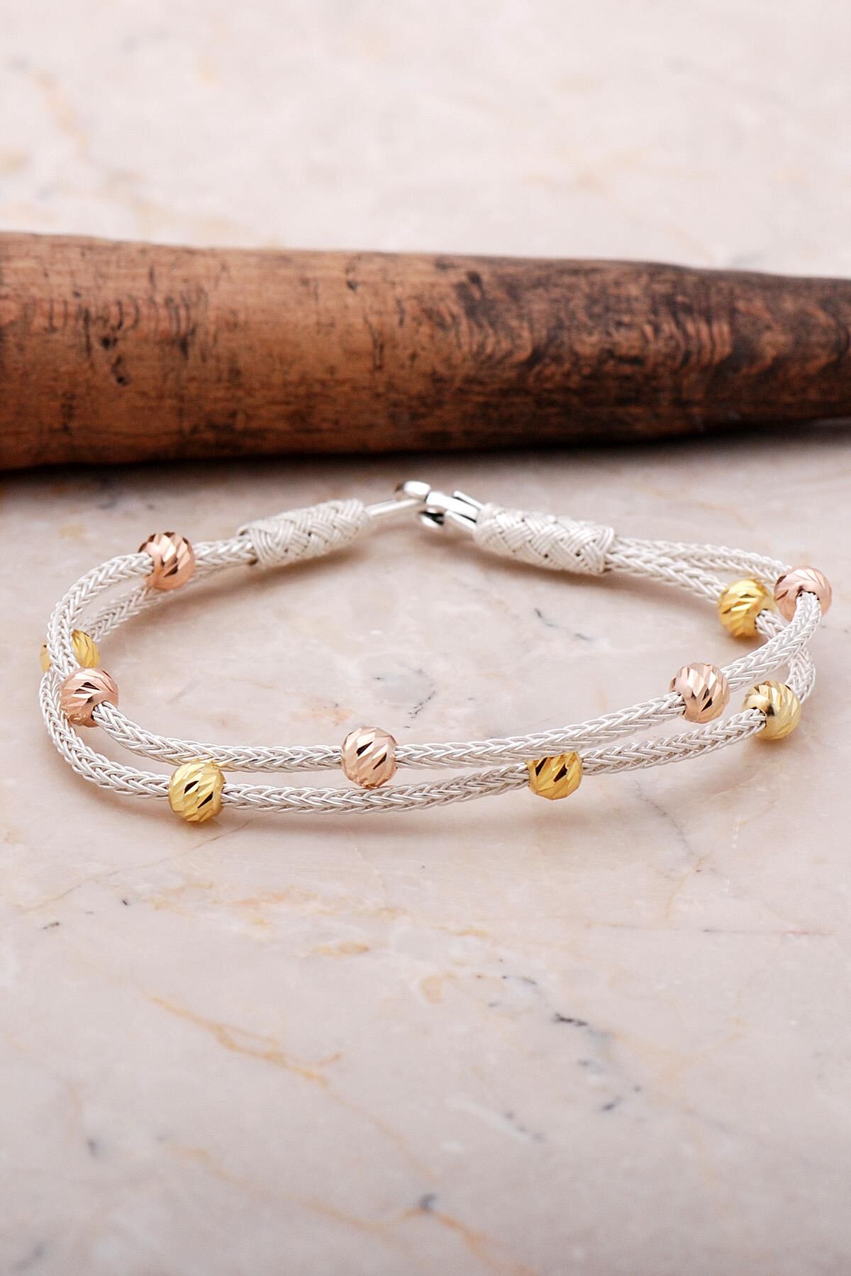 Dorissa Kazaziye İşlemeli Gümüş Yaldızlı Bileklik 3538