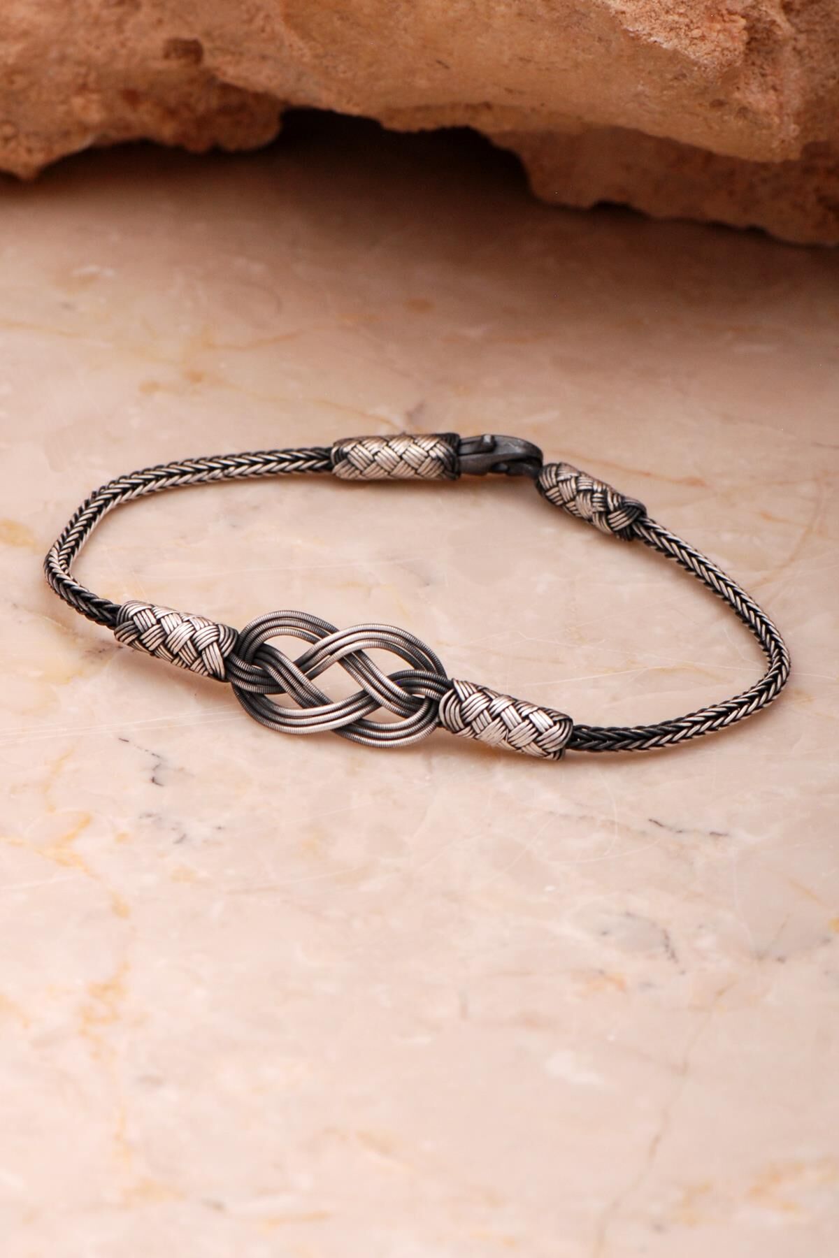 Kazaziye İşlemeli Sonsuzluk Elişi Oksitli Gümüş Bileklik 4405