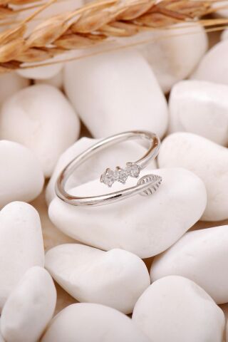 Yaprak Tasarım Rodyumlu İnce Gümüş Yüzük 3305