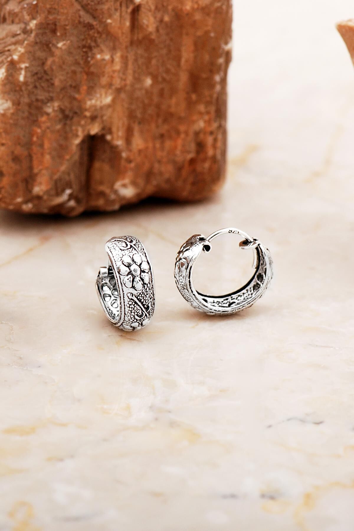 14 Mm Elişi Desenli Gümüş Halka Küpe 7060