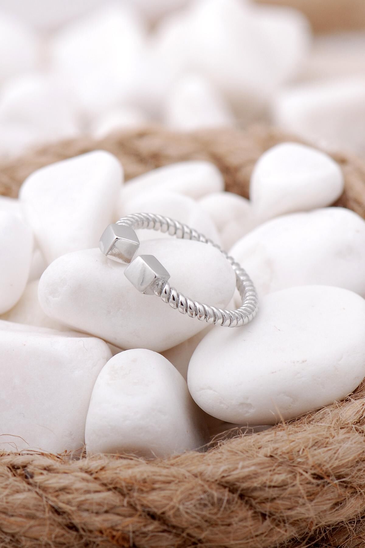 Küp Burgulu Rodyumlu İnce Gümüş Yüzük 3306