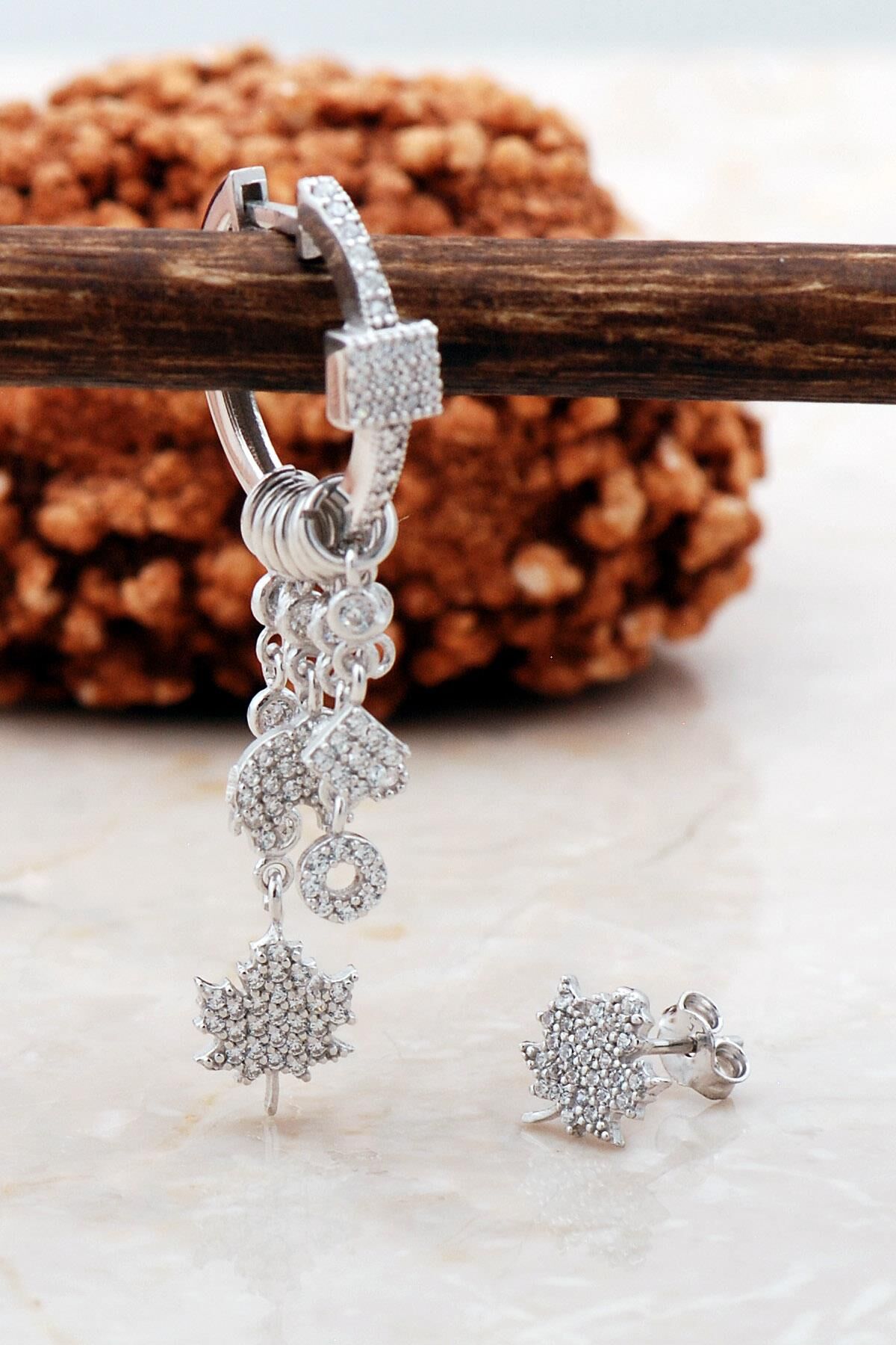 Çınar Yaprağı Rodyumlu Gümüş Kombin Şans Küpe 5482