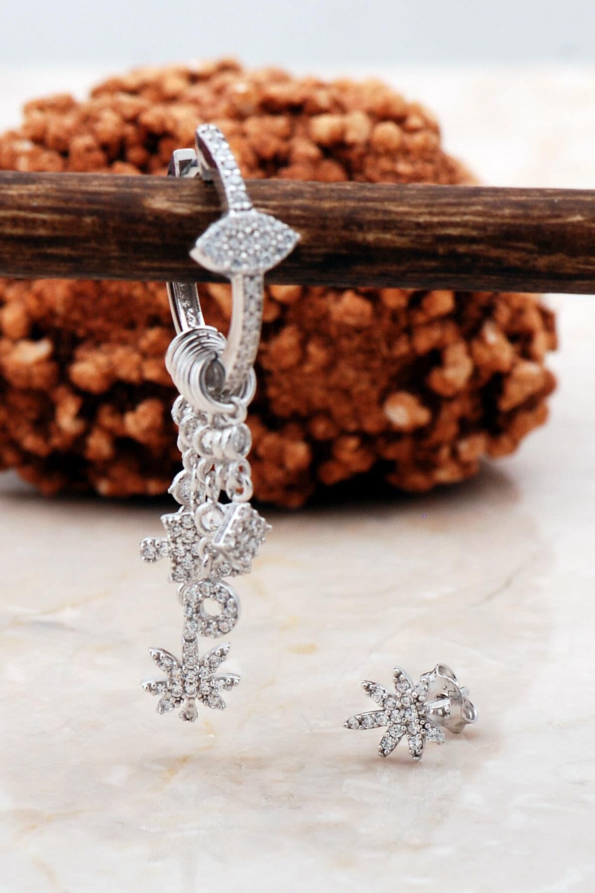 Yaprak Rodyumlu Gümüş Kombin Şans Küpe 5489