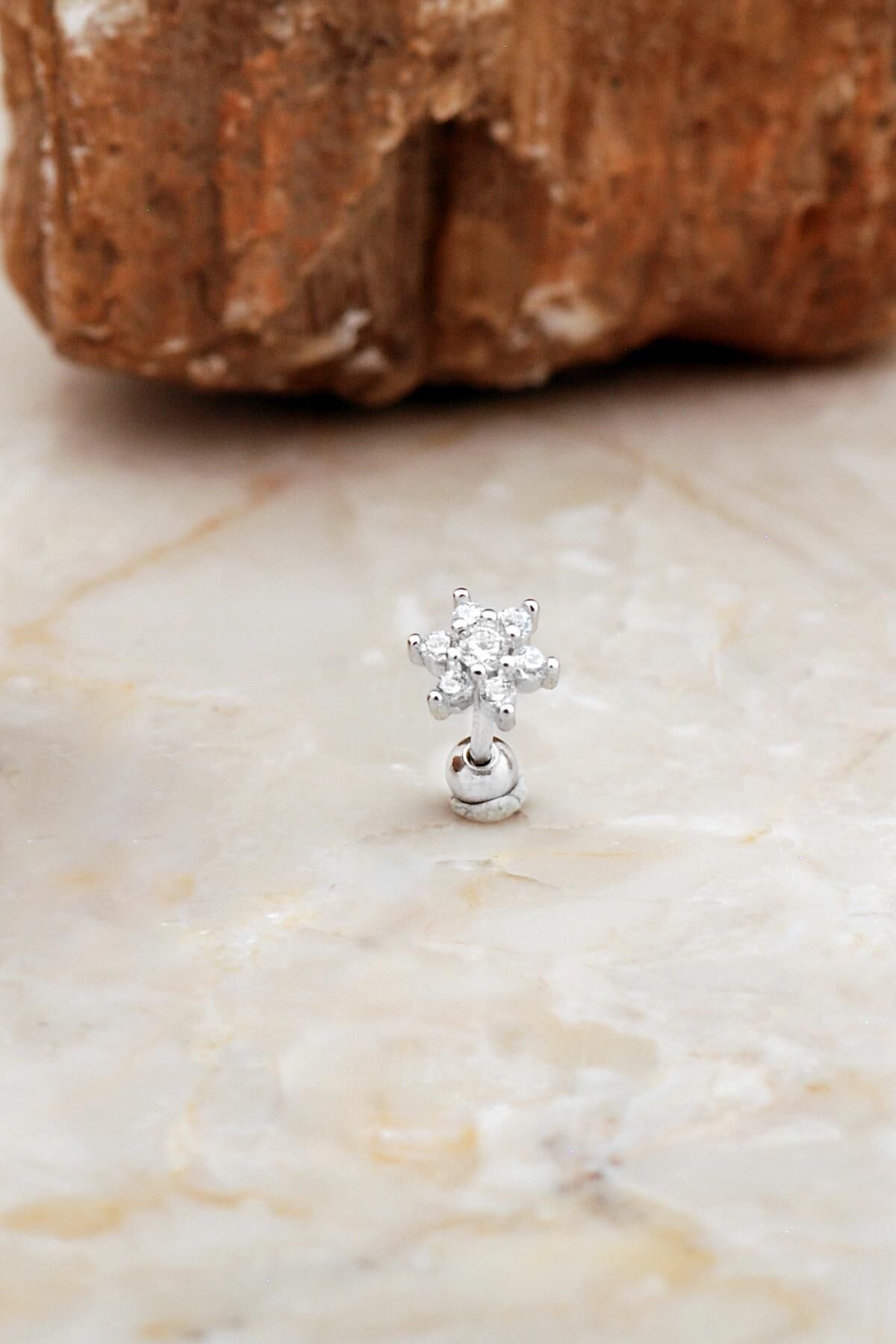 Çiçek Rodyumlu Gümüş Tragus Küpe 7081
