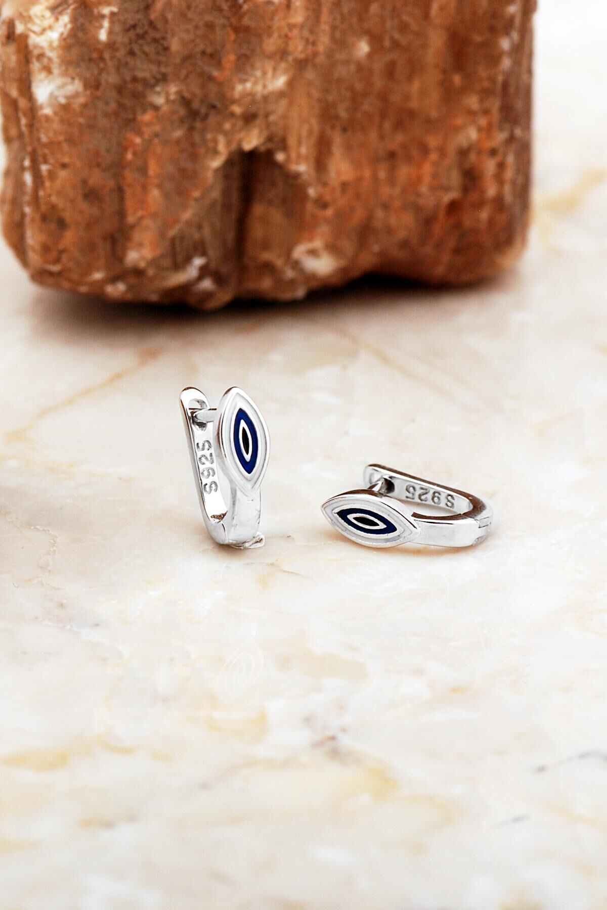 Mineli Göz Rodyumlu Gümüş Çocuk Küpesi 7085