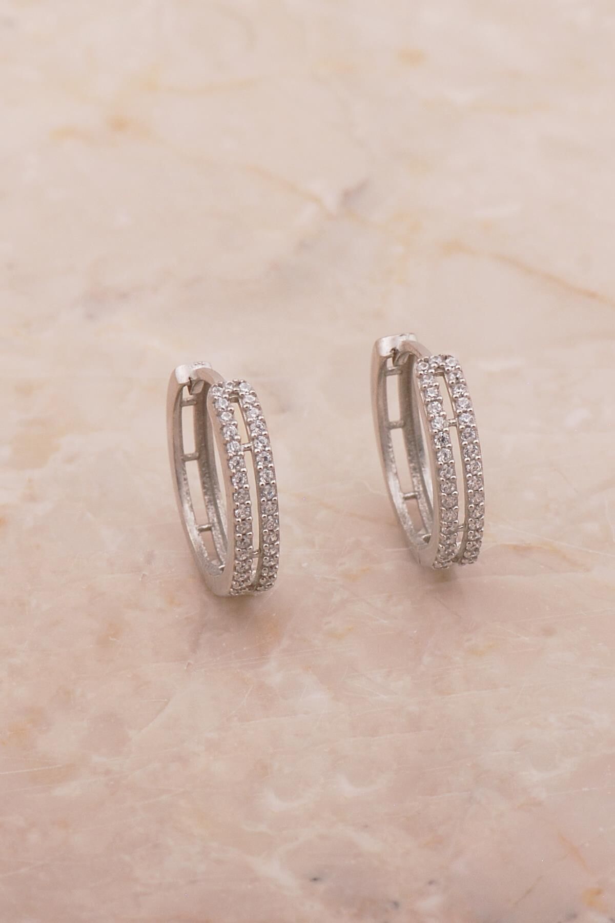 Taşlı Rodyumlu Gümüş Halka Küpe 6182