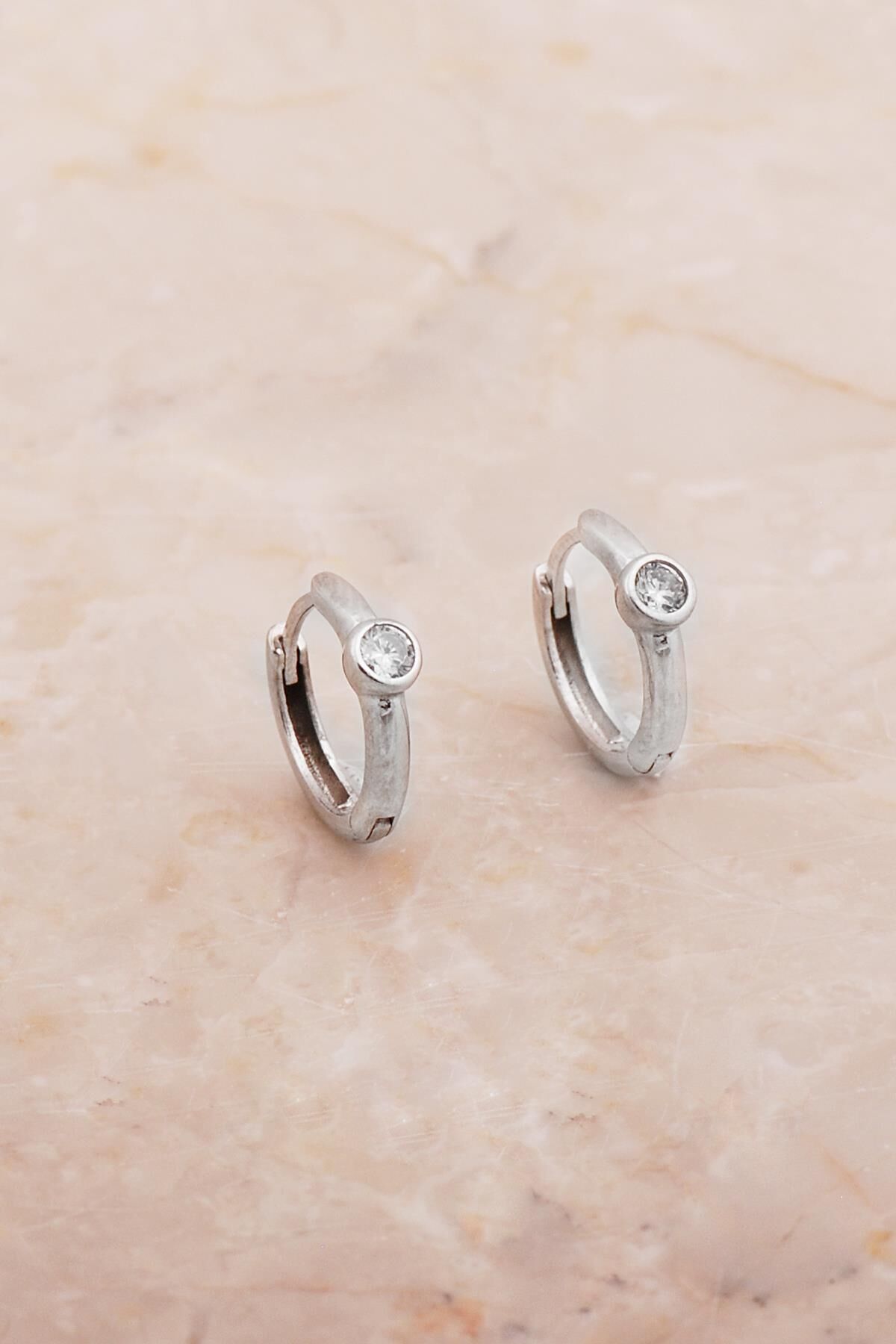 13 Mm Taşlı Rodyumlu Gümüş Halka Küpe 6185