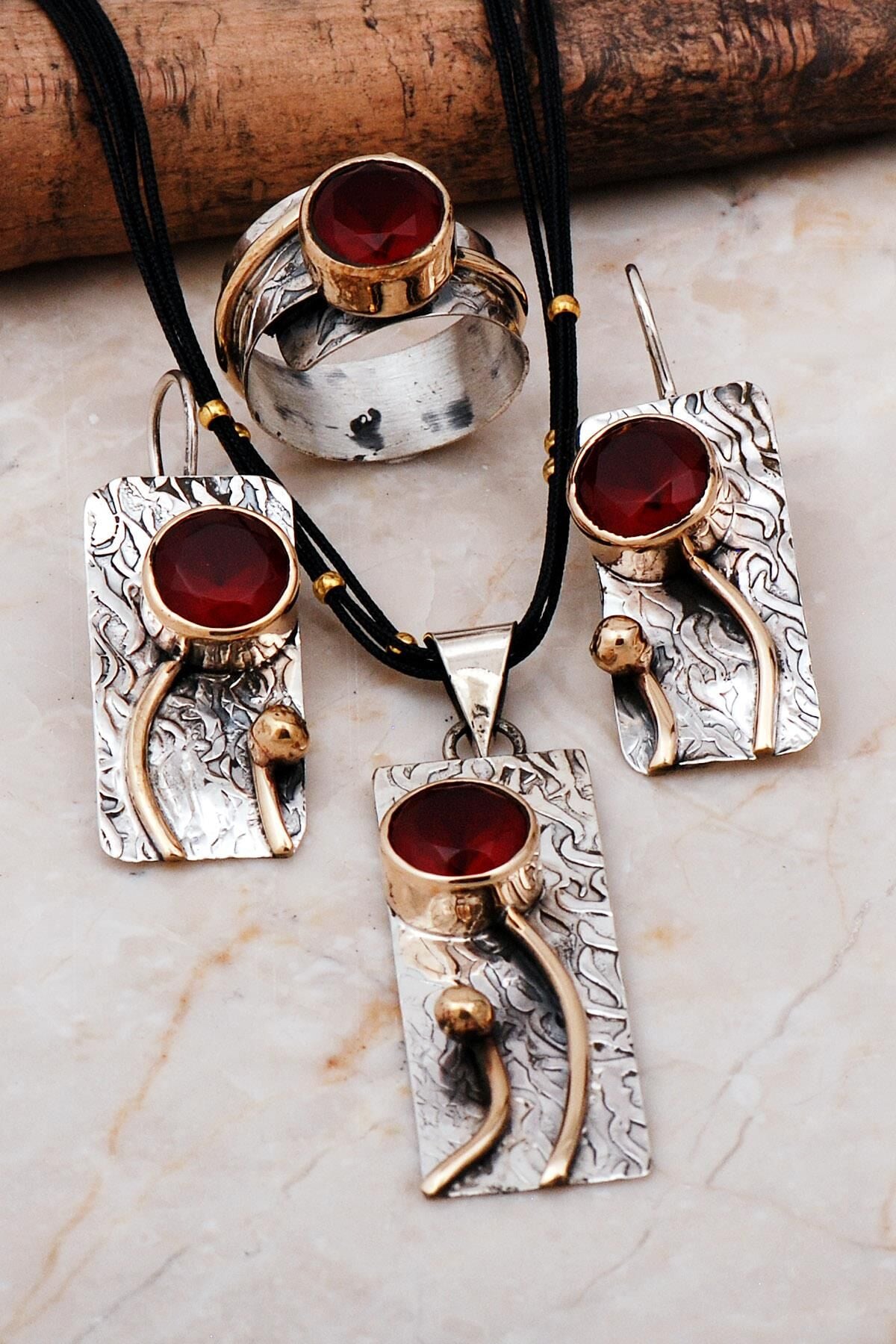 Yakut Taşlı Çekiç Dövme Elişi Gümüş Küpe 2256
