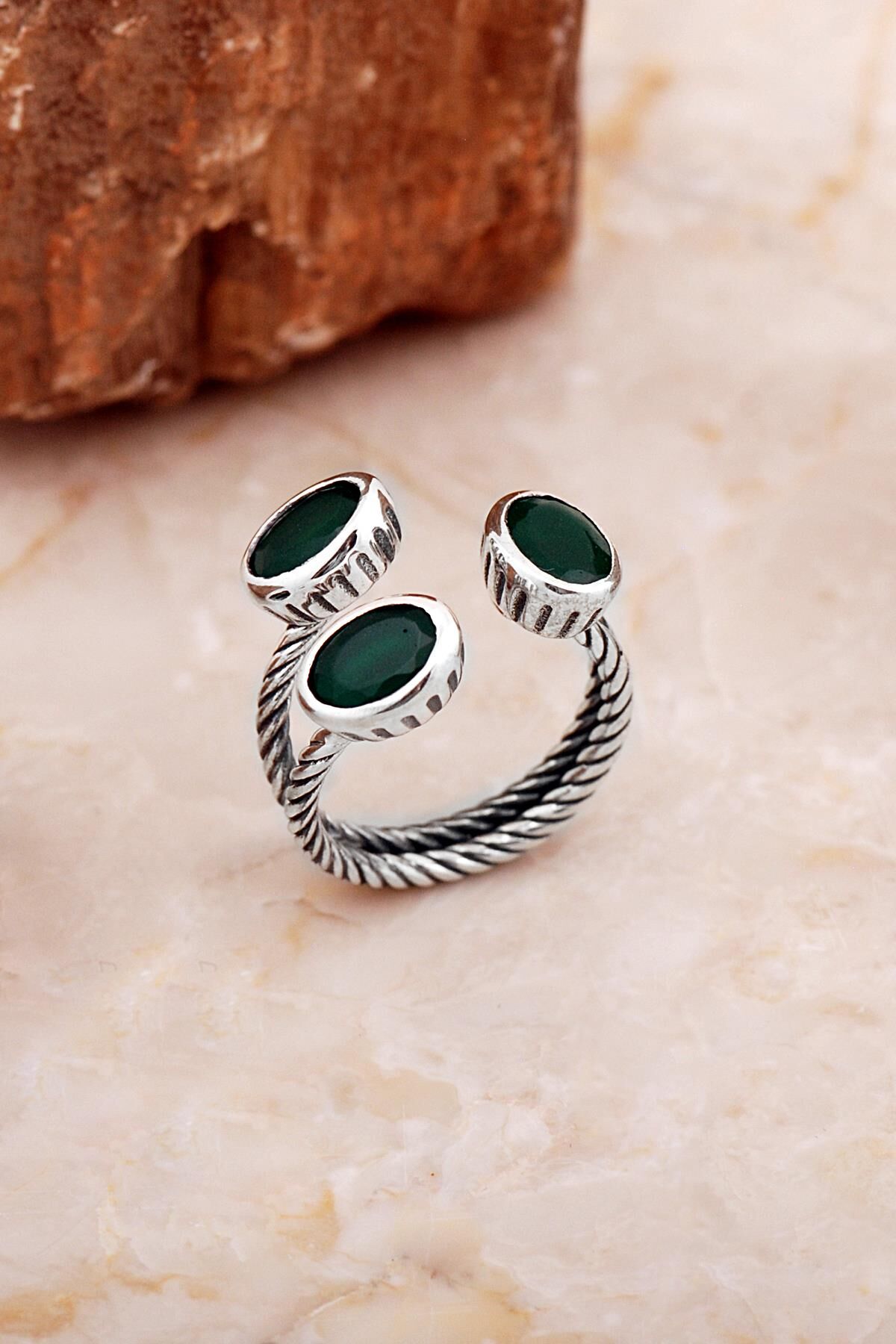 Kök Zümrüt Taşlı El Sarması Üç Başlı Gümüş Yüzük 5824