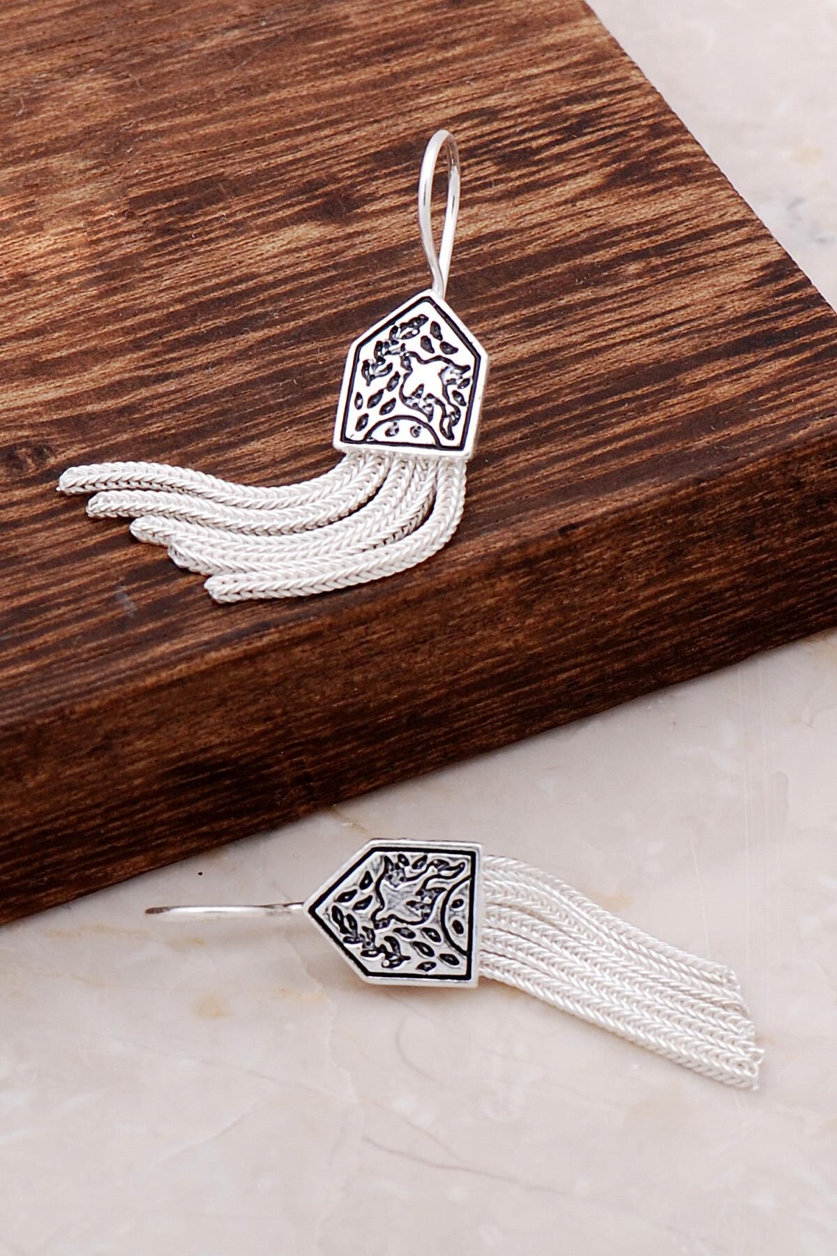 Asur Motifli Elişi Gümüş Sallantılı Küpe 4906