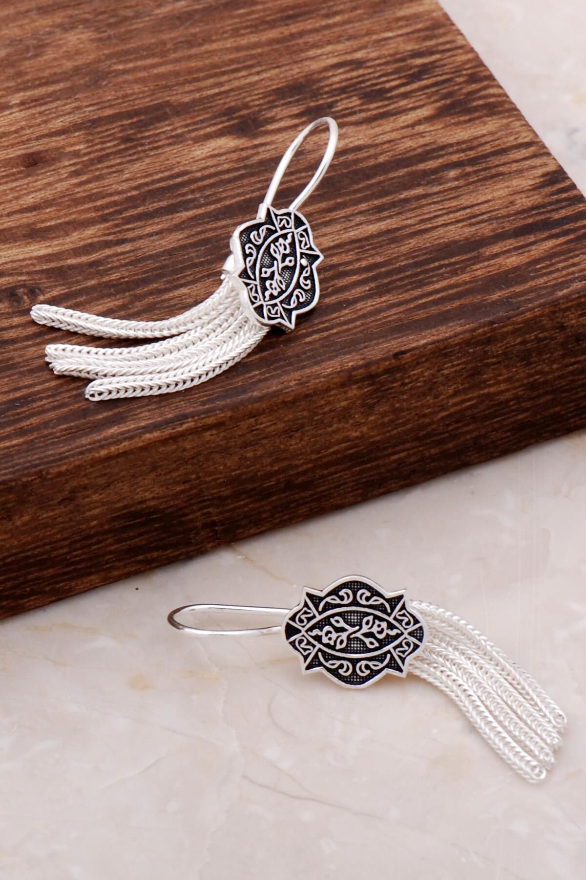 Asur Motifli Elişi Gümüş Sallantılı Küpe 4909