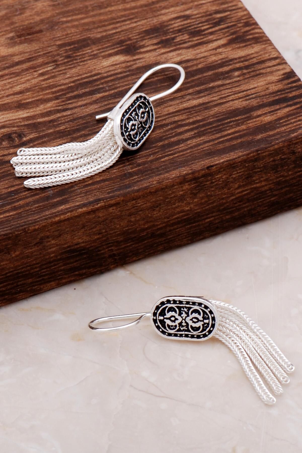 Hitit Motifli Elişi Sallantılı Gümüş Küpe 4910