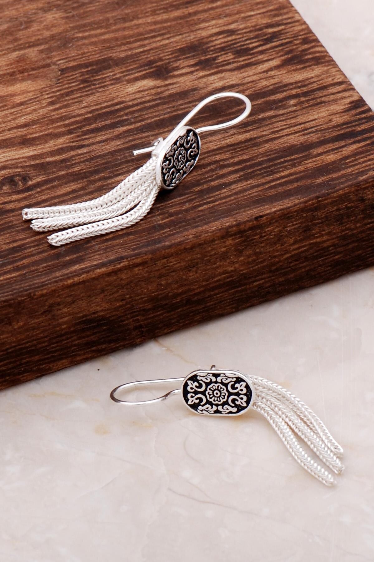 Asur Motifli Elişi Gümüş Sallantılı Küpe 4912