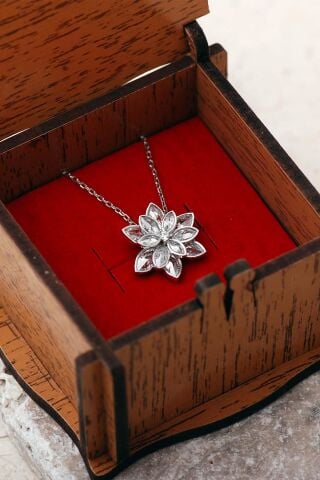 925 Ayar Gümüş Taşlı Lotus Çiçeği Kolye 8102