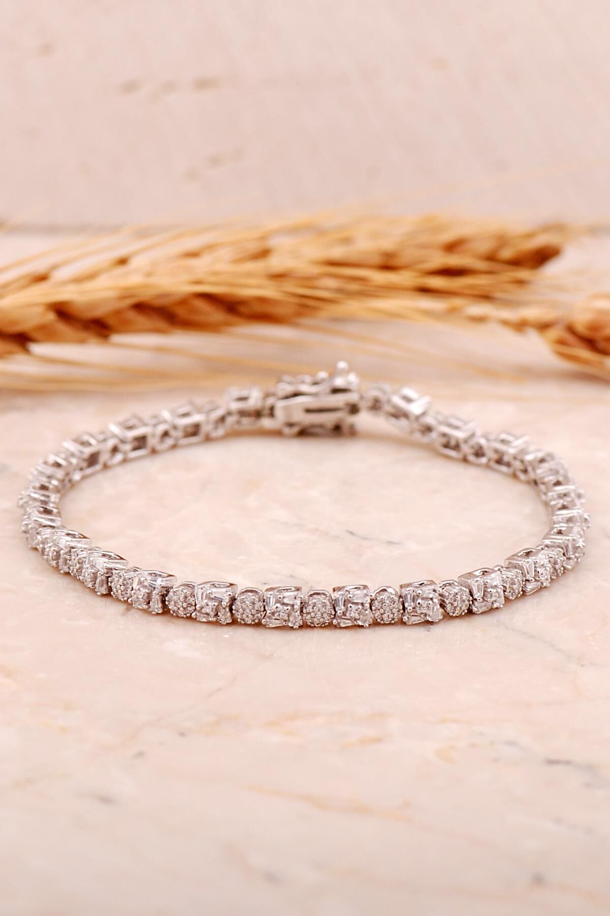 Baget Kare Kesim Pırlanta Montürlü Rodyumlu Gümüş Bileklik 4464