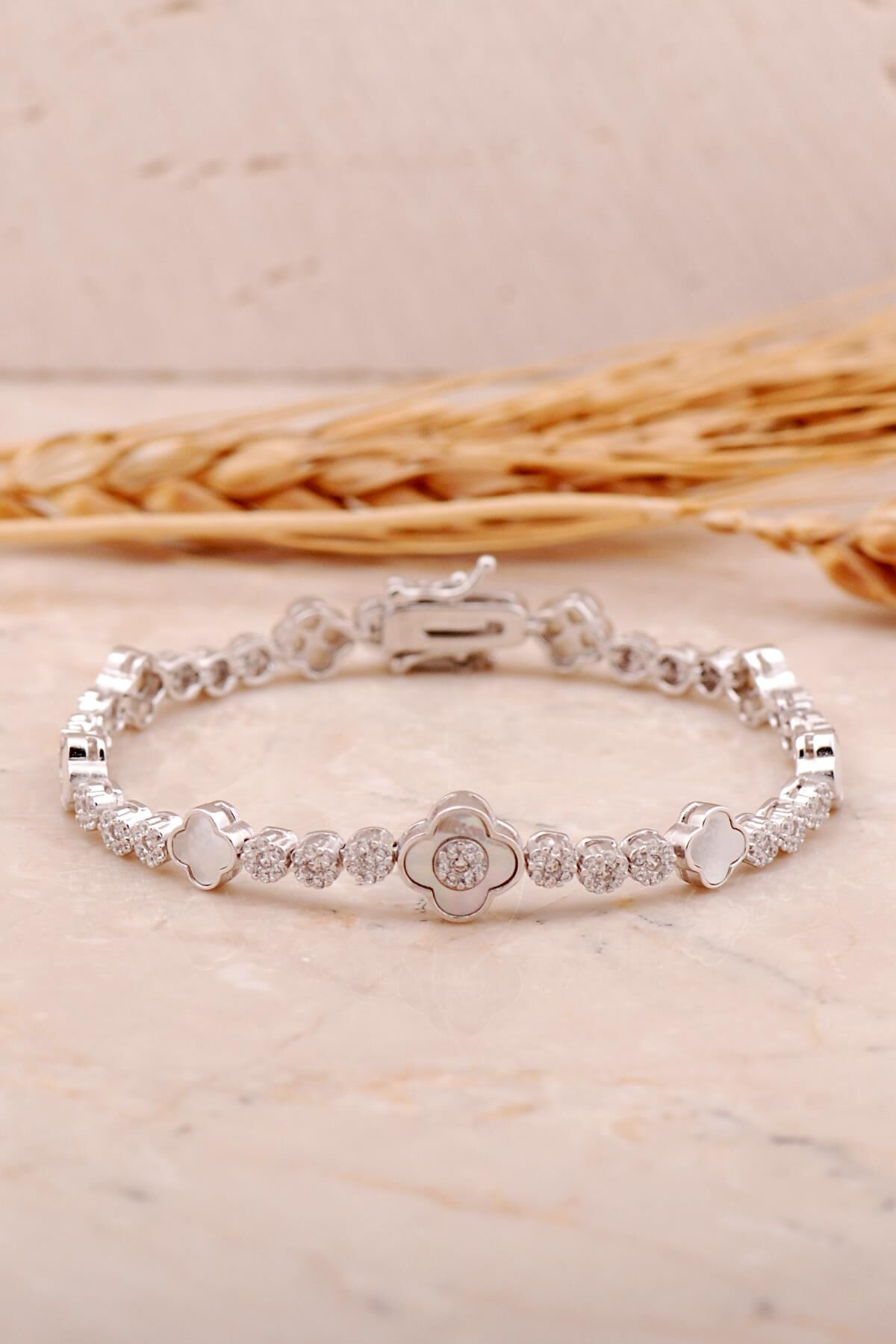 Sedef Taşlı Yonca Pırlanta Montürlü Rodyumlu Gümüş Bileklik 4467