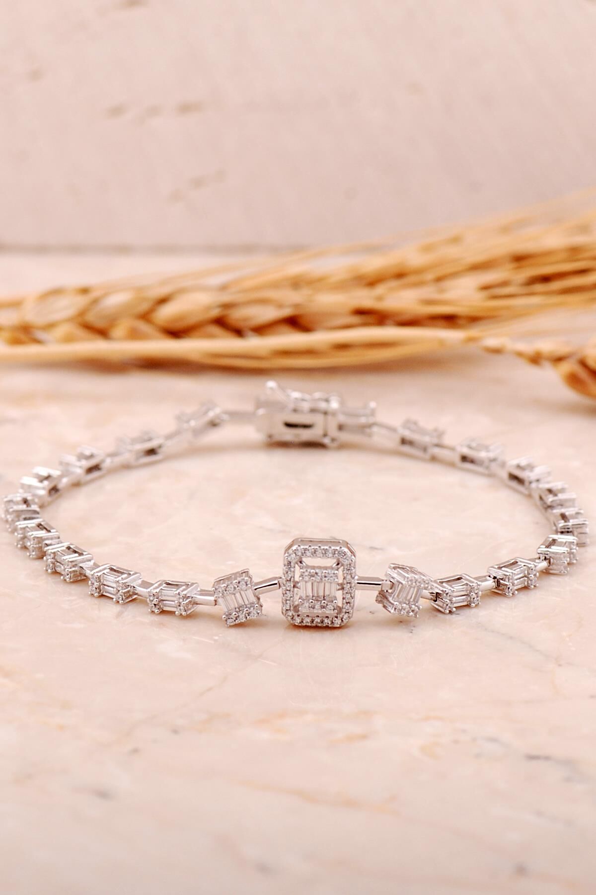 Baget Pırlanta Montürlü Rodyumlu Gümüş Bileklik 4468