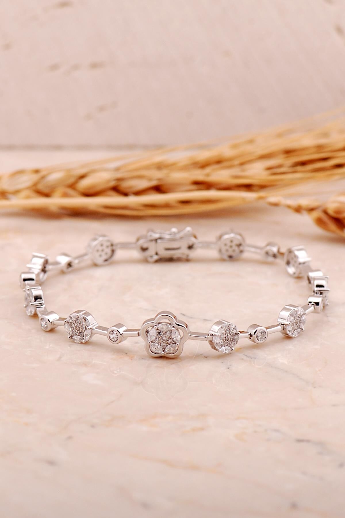 Pırlanta Montürlü Çiçek Rodyumlu Gümüş Bileklik 4471