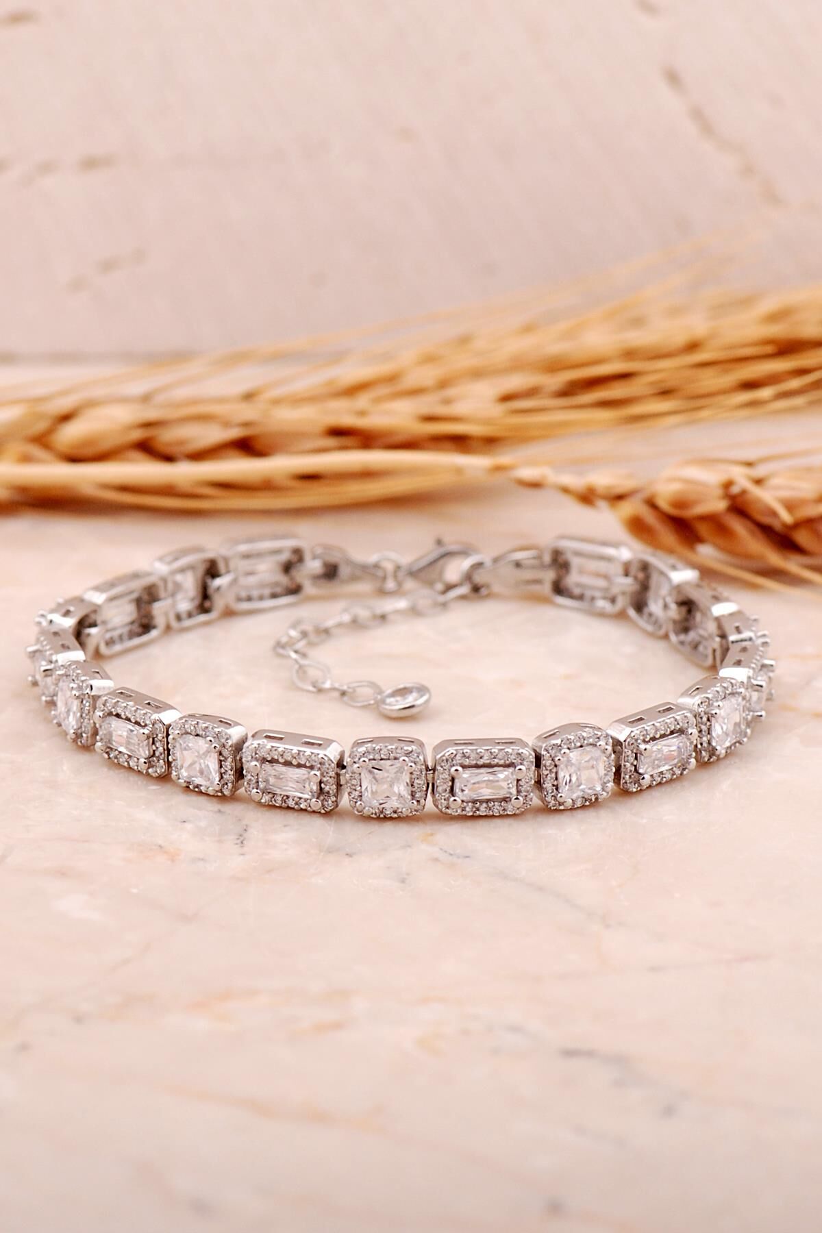 Baget Kare Kesim Pırlanta Montürlü Rodyumlu Gümüş Bileklik 4473