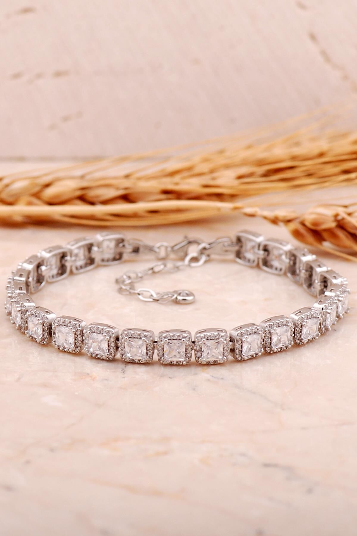 Kare Kesim Pırlanta Montürlü Rodyumlu Gümüş Bileklik 4475