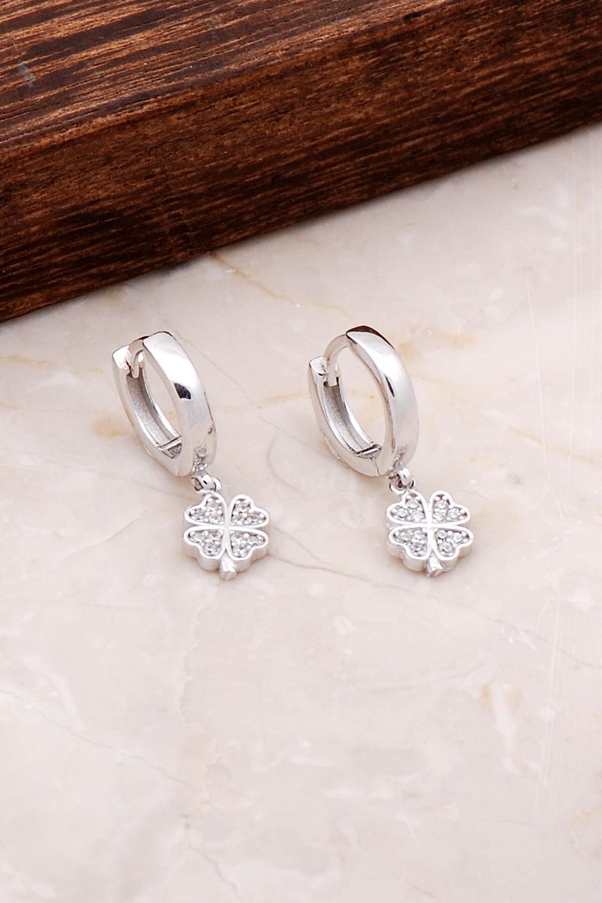 Yonca Sallantılı Gümüş Halka Küpe 4925