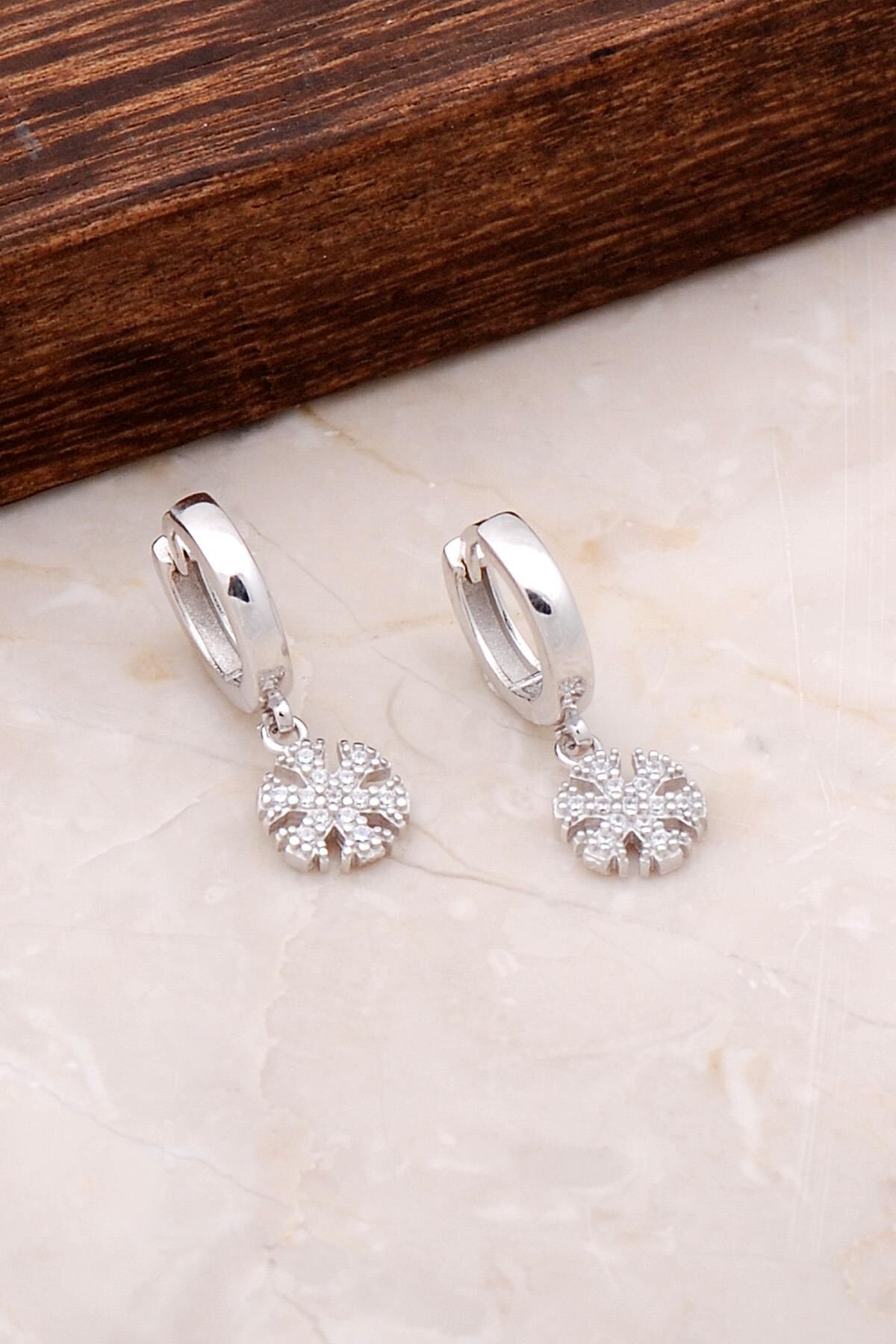 Kar Tanesi Sallantılı Gümüş Halka Küpe 4926