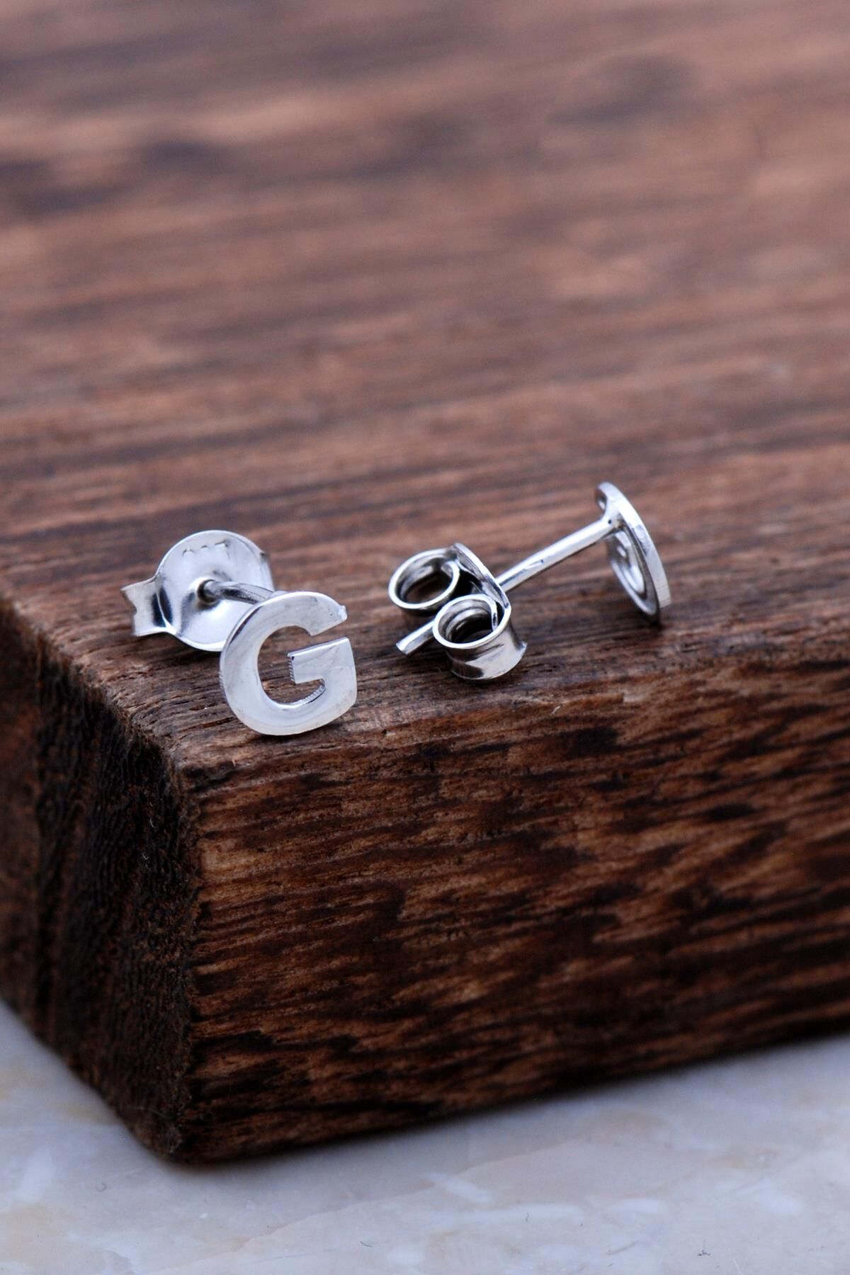 G Harfi Rodyumlu Gümüş Küpe 5964