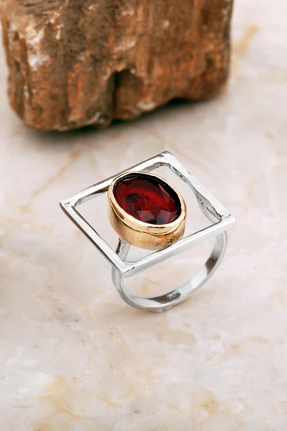 Kök Yakut Taşlı Tasarım Kare Gümüş Yüzük 5864