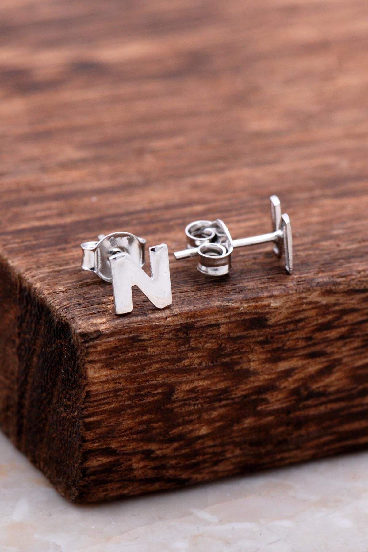 N Harfi Rodyumlu Gümüş Küpe 5985