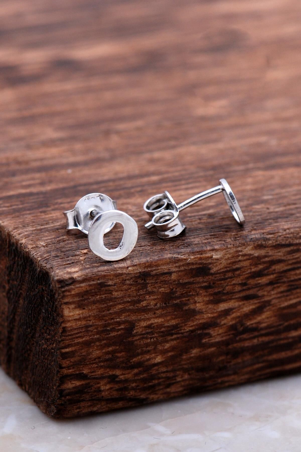 O Harfi Rodyumlu Gümüş Küpe 5988