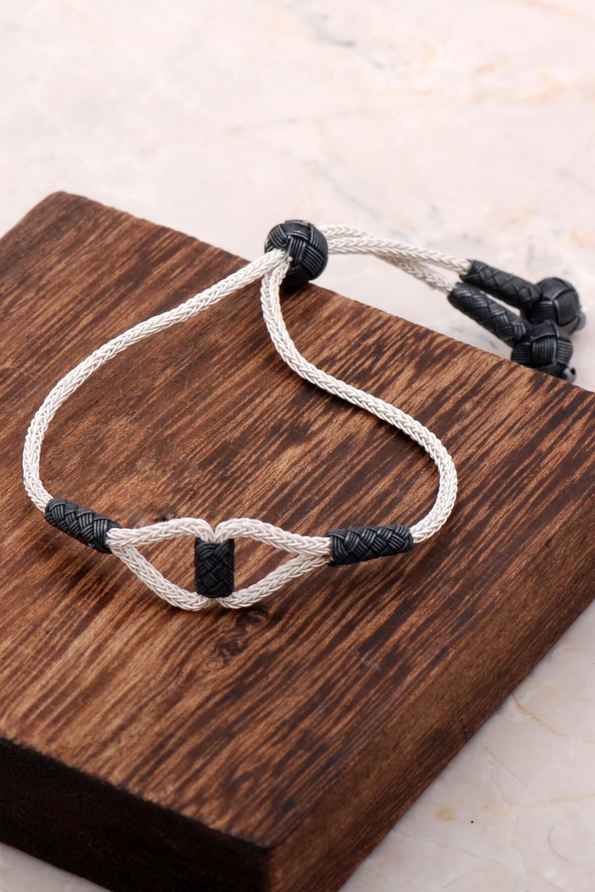 Kazaziye İşlemeli Sevgi Bağı Gümüş Asansörlü Bileklik 3322