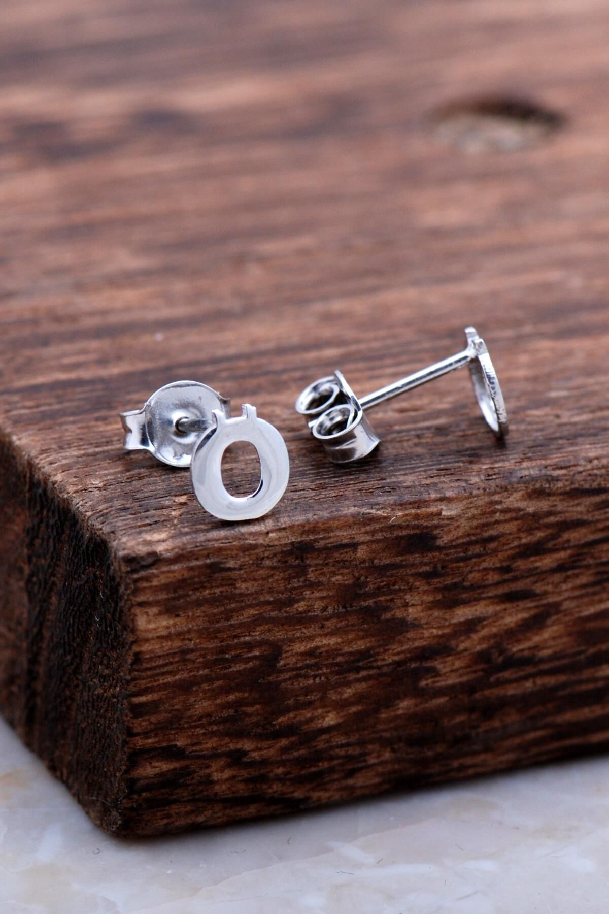 Ö Harfi Rodyumlu Gümüş Küpe 5991