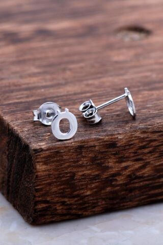 Ö Harfi Rodyumlu Gümüş Küpe 5991