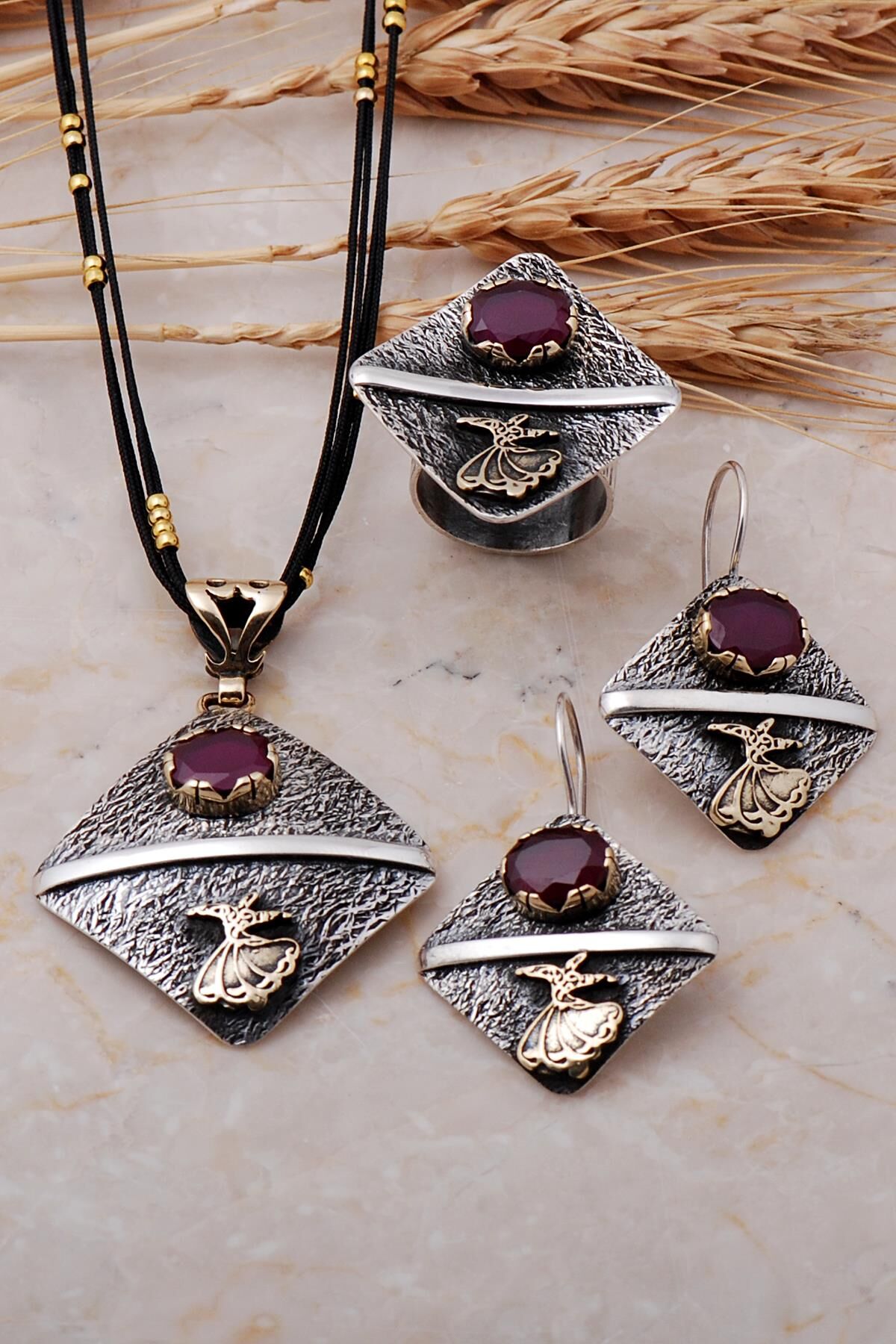 Kök Yakut Taşlı Semazen İşlemeli Çekiç Dövme Gümüş Set 1095