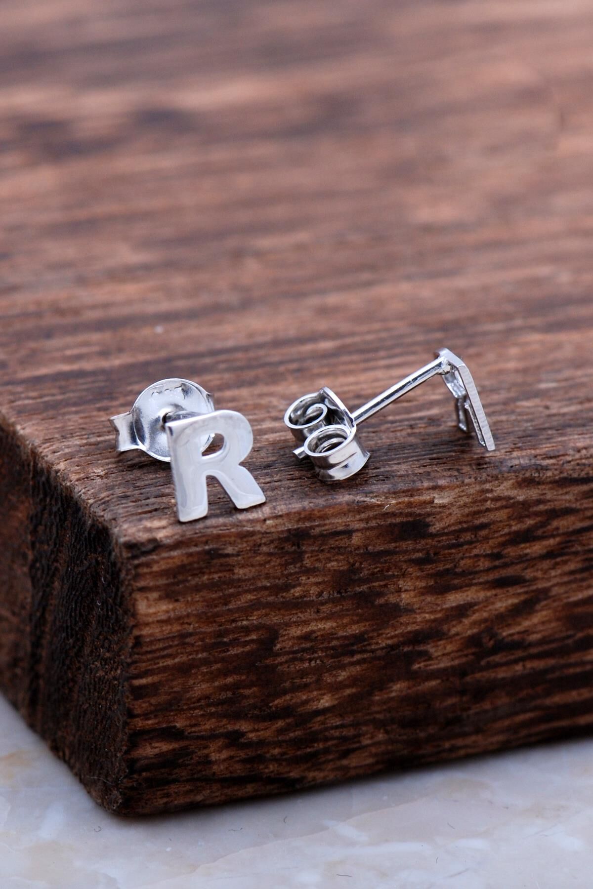 R Harfi Rodyumlu Gümüş Küpe 5997