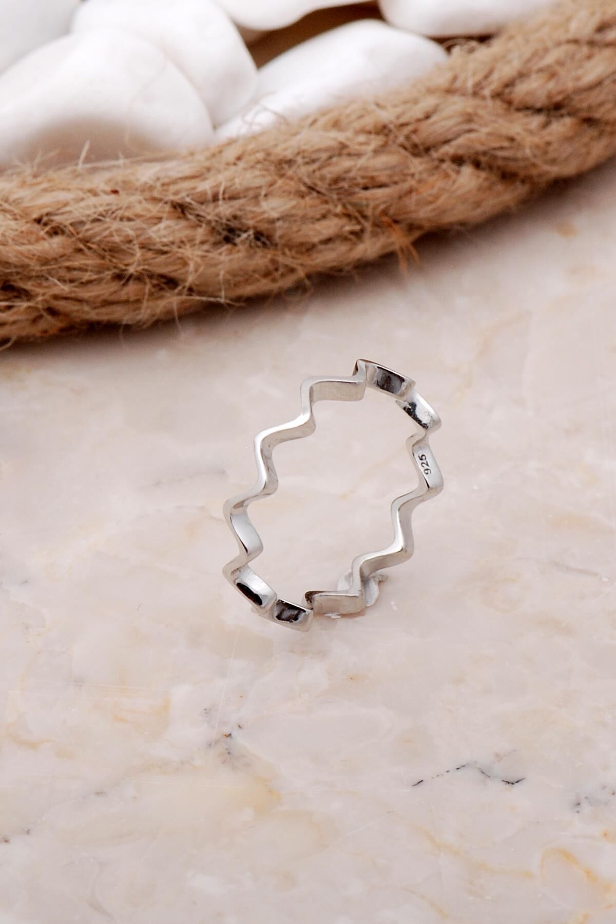 Dalgalı Rodyumlu İnce Gümüş Yüzük 3521