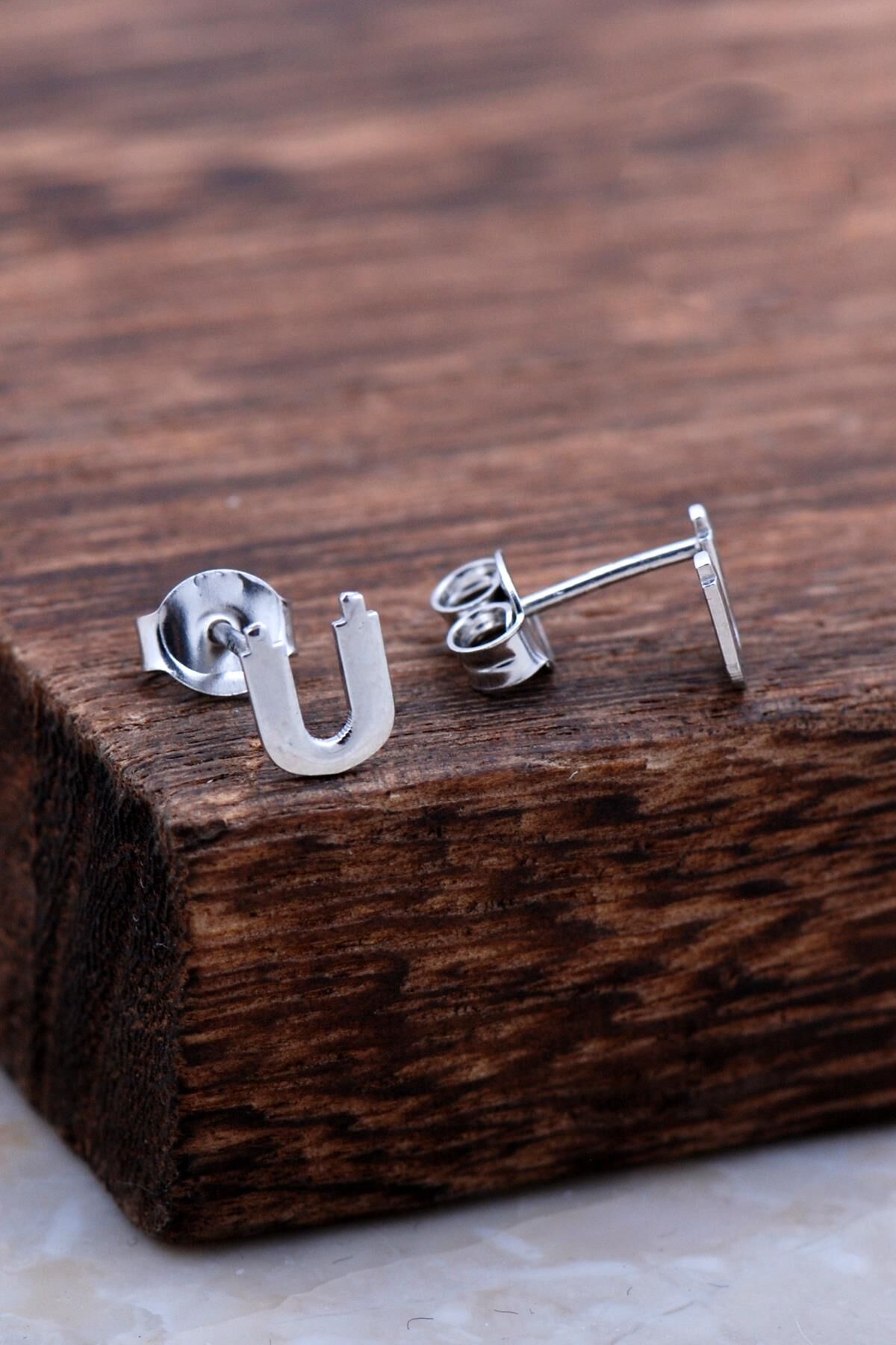 Ü Harfi Rodyumlu Gümüş Küpe 6012