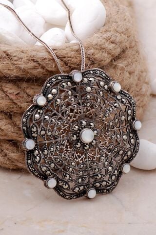 Sedef ve Markazit Taşlı Çiçekli Tasarım Gümüş Madalyon Kolye 7512