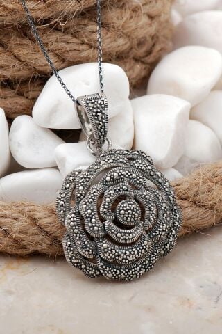 Markazit Taşlı Gül Tasarım Gümüş Kolye 7513