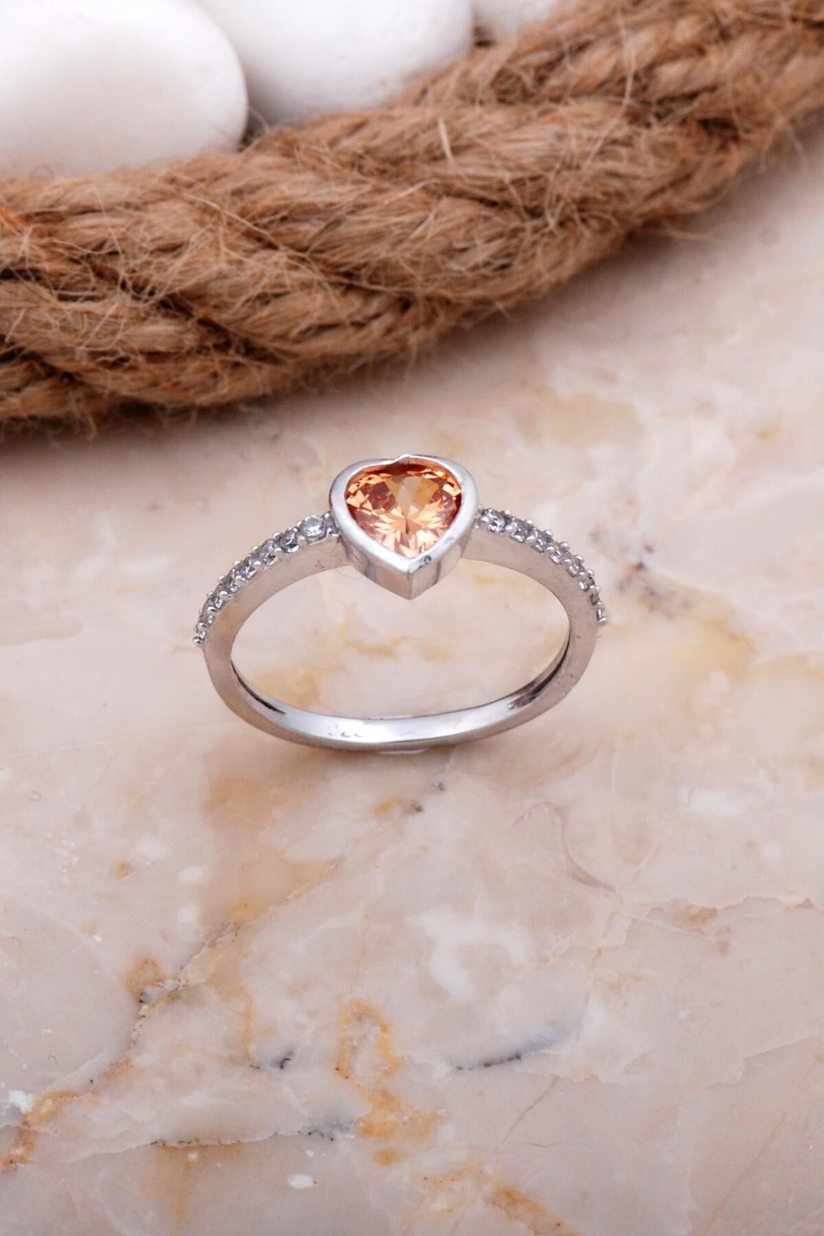 Kalp Topaz Taşlı Rodyumlu Gümüş Yüzük 3695
